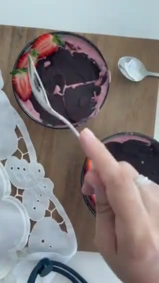 Foto del paso 2 de la receta: Pink smoothie bowl vegano con capita de chocolate