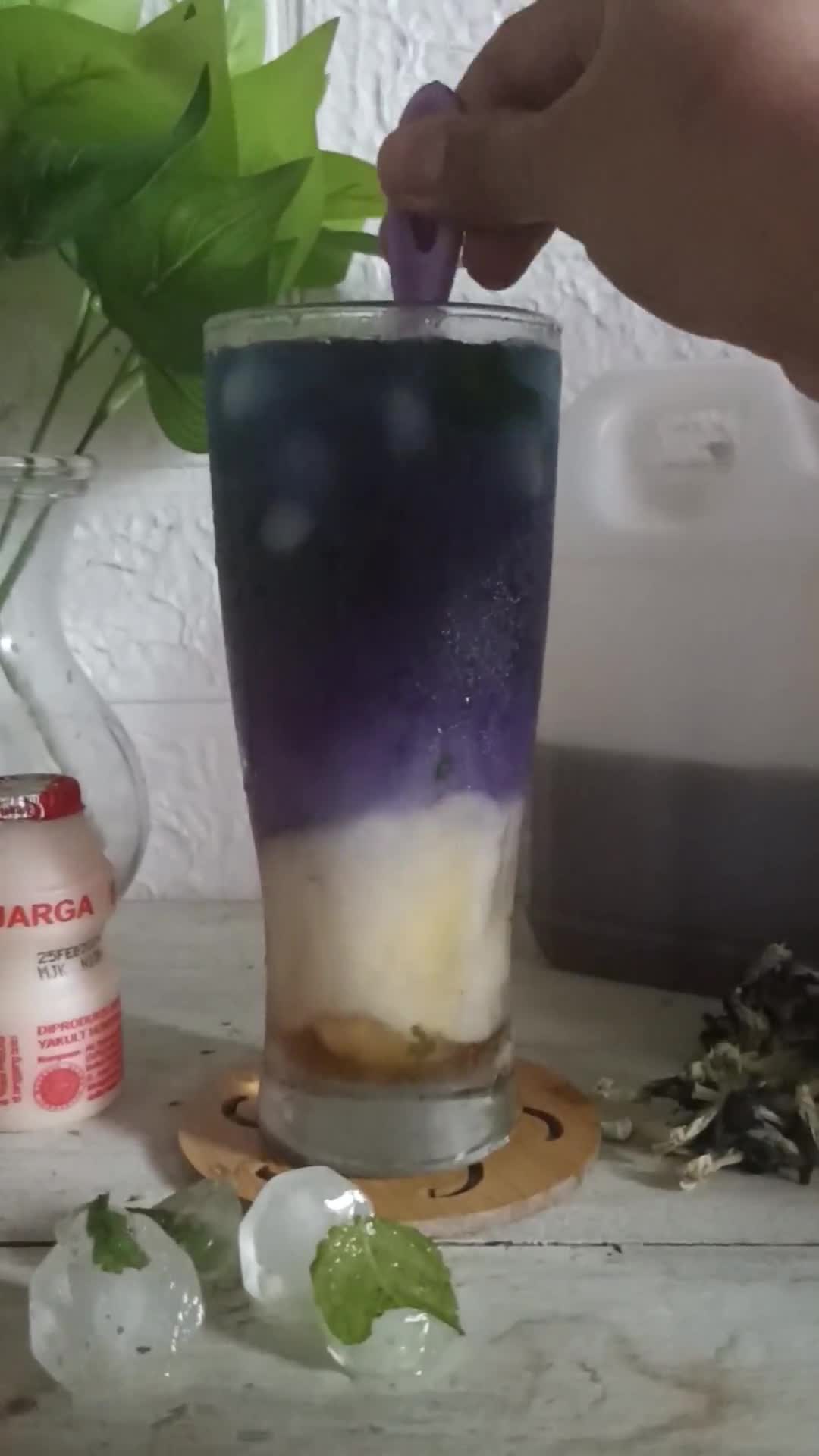 Foto langkah ke 5 dari resep Es Teh Bunga Telang Madu Yakult #319.