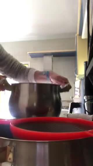 Foto del paso 5 de la receta: Caldo de merluza y gambones