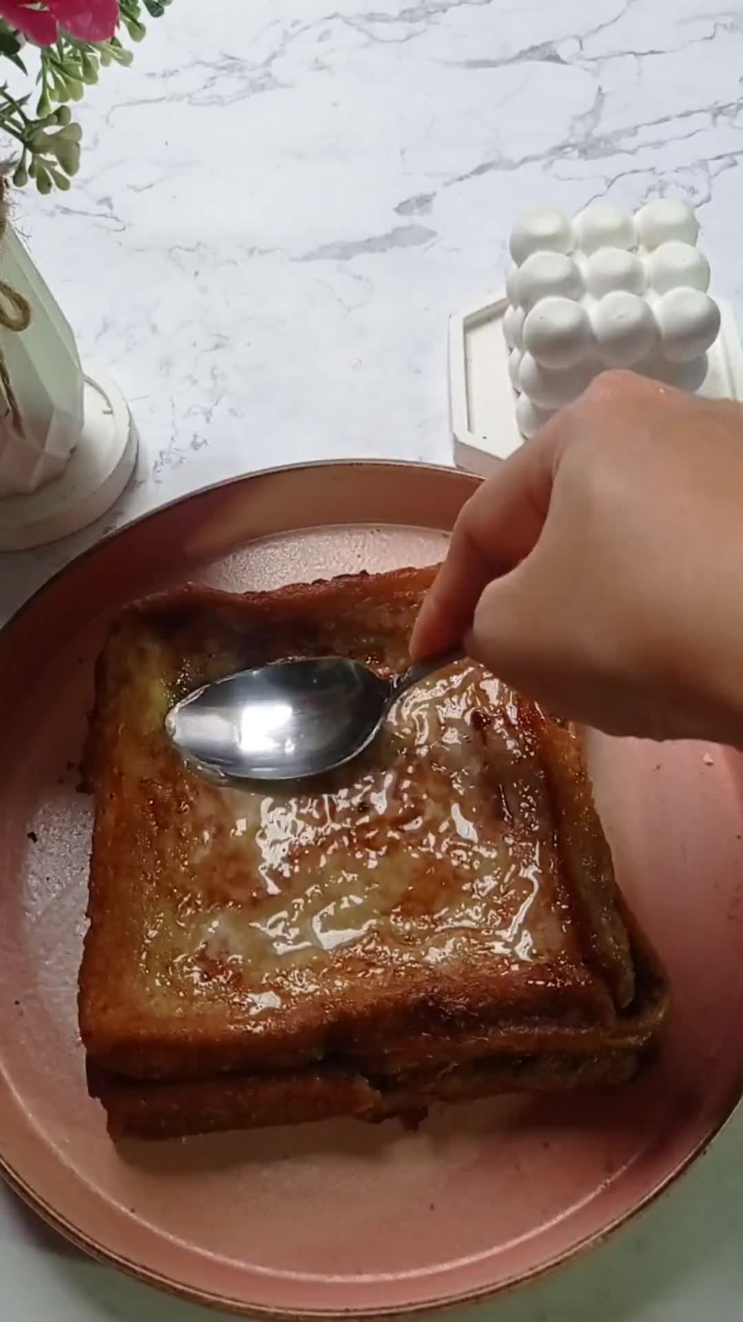 Foto langkah ke 6 dari resep Choco Lava Toast.