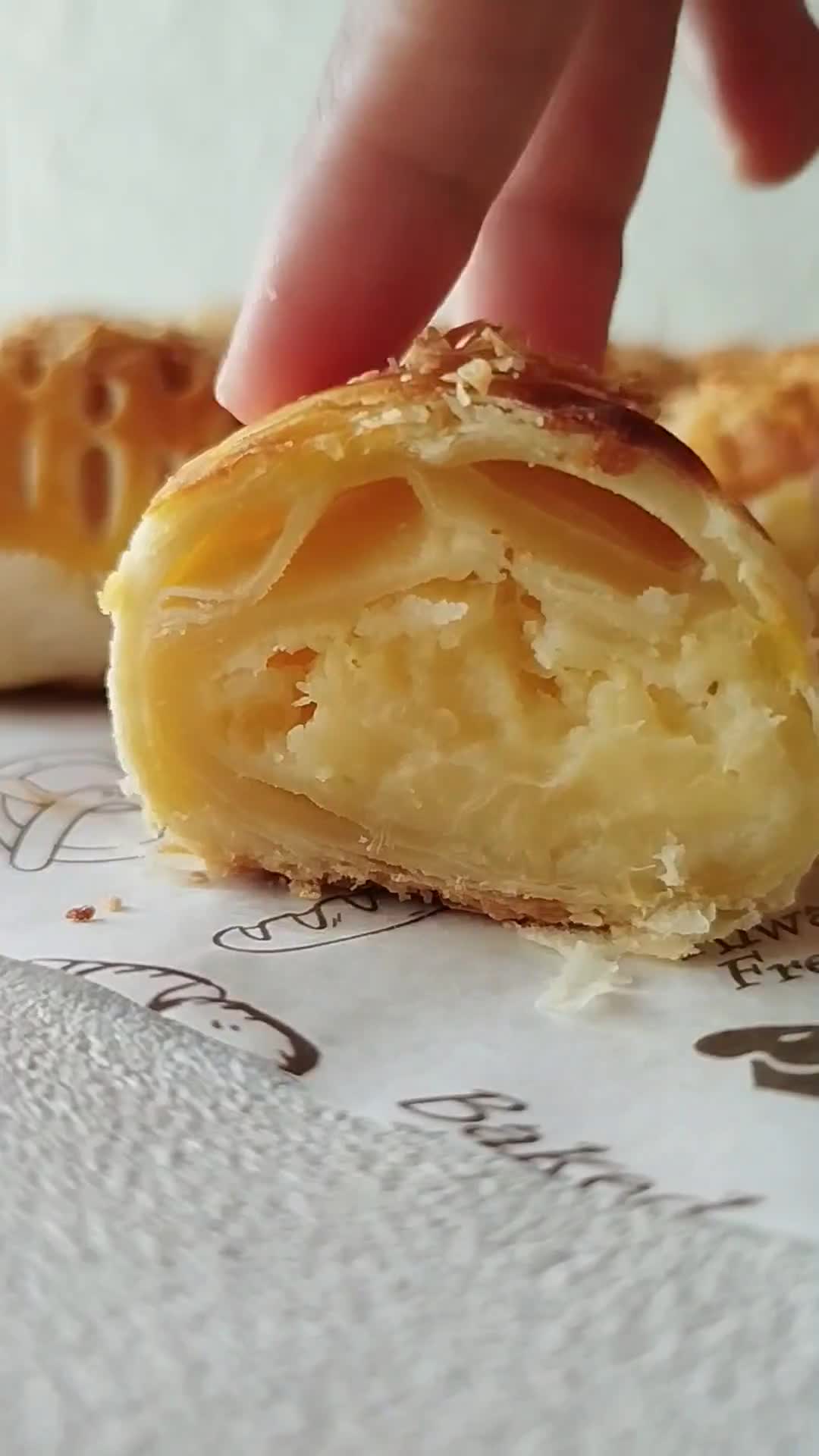 Foto langkah ke 8 dari resep Bolen Lilit Tape Keju.