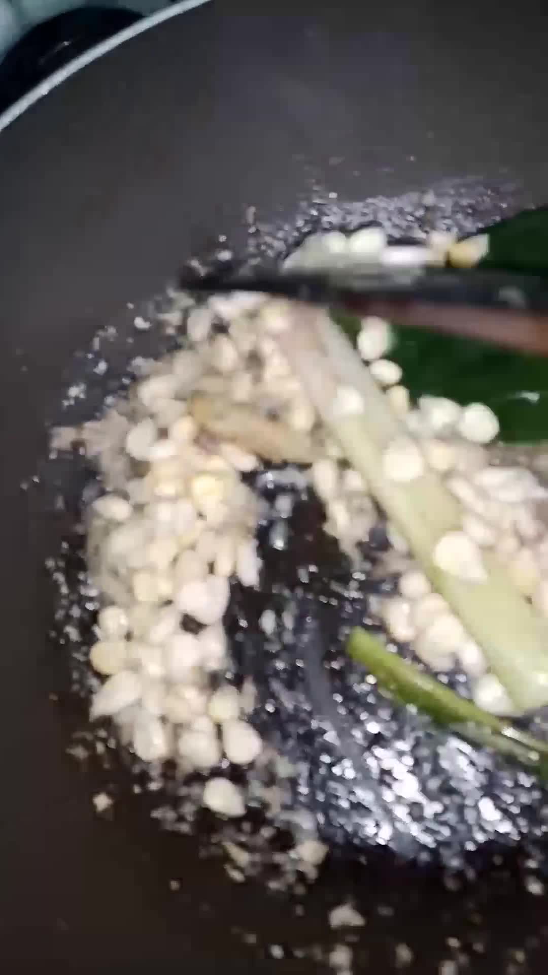 Foto langkah ke 1 dari resep Tumpeng Nasi Uduk Peda.
