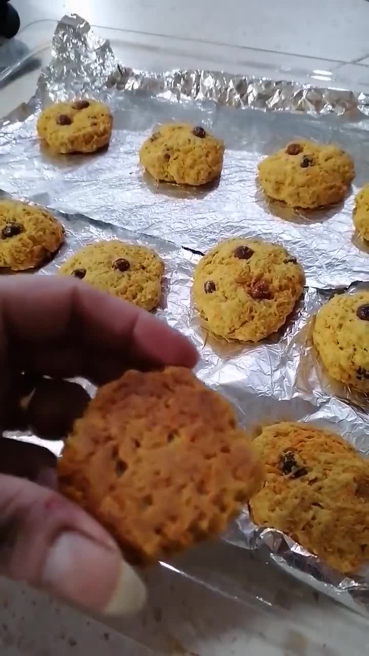عکس مرحله 1 از دستور کوکی هویج و کشمش الهام پز