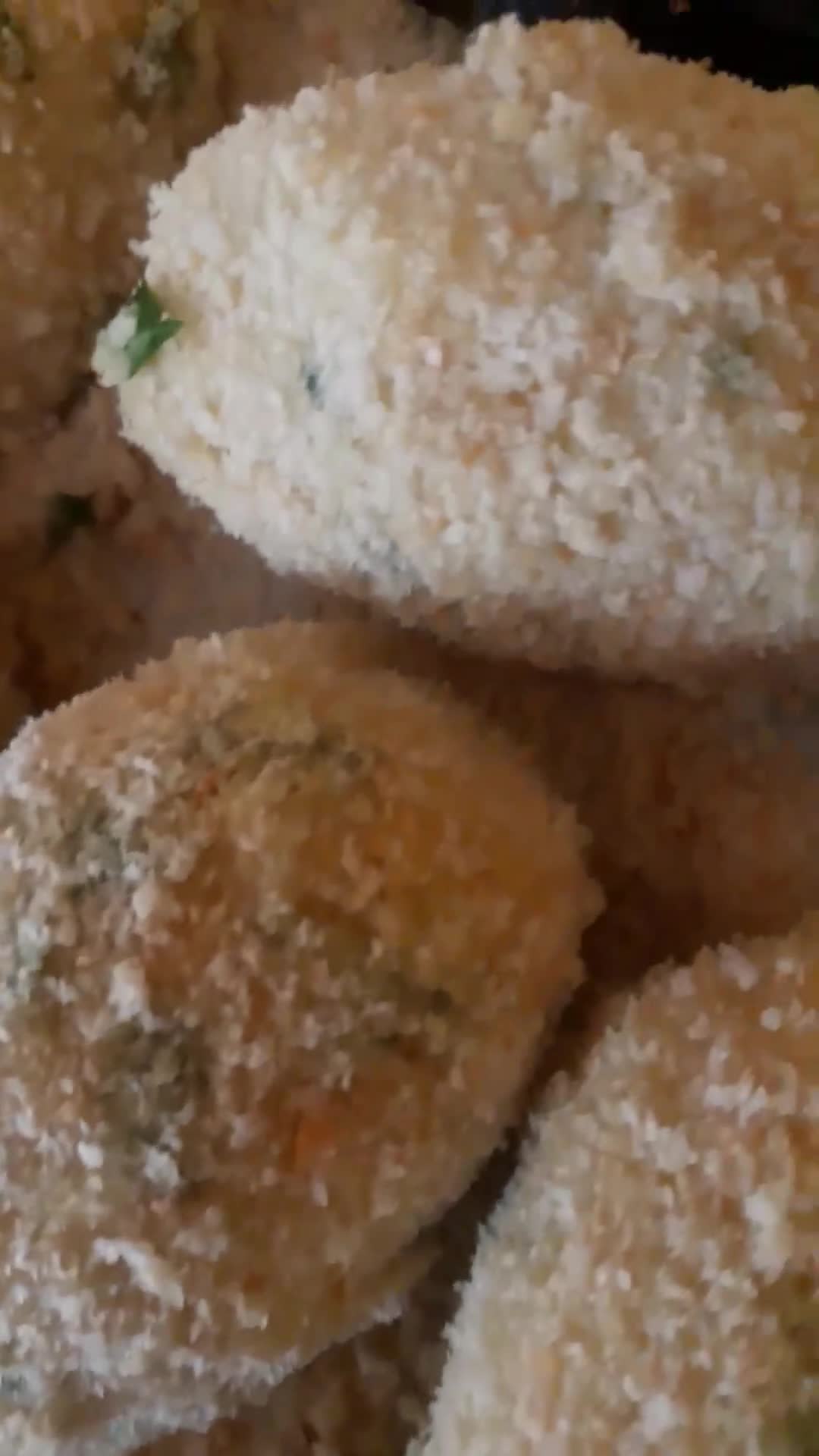 Foto del paso 8 de la receta: Bombas de papa con doble empanado(truco para que no se salga él pan rallado y no se rompan al freír)