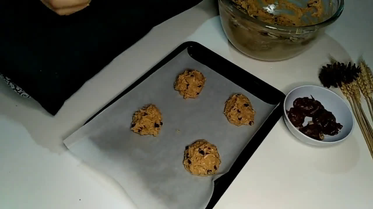 Foto langkah ke 4 dari resep Chocolate chips crunchy tanpa mixer / kue coklat kriuk.