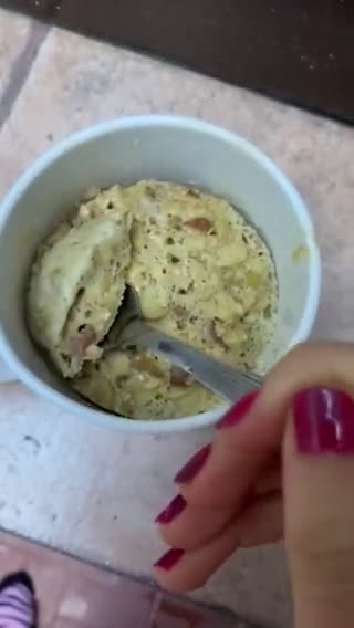 Foto del paso 2 de la receta: Mug cake - torta en taza de manzana y canela