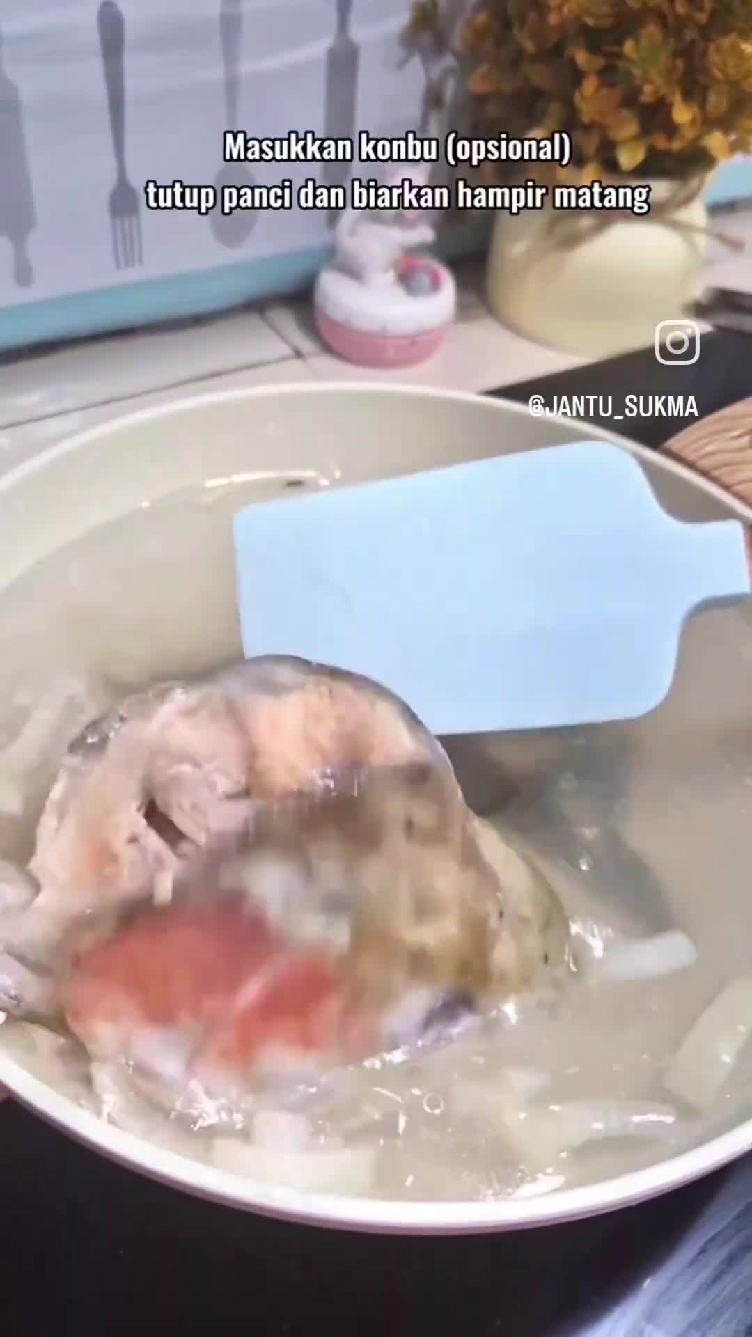 Foto langkah ke 3 dari resep Sup Miso Kepala Salmon.
