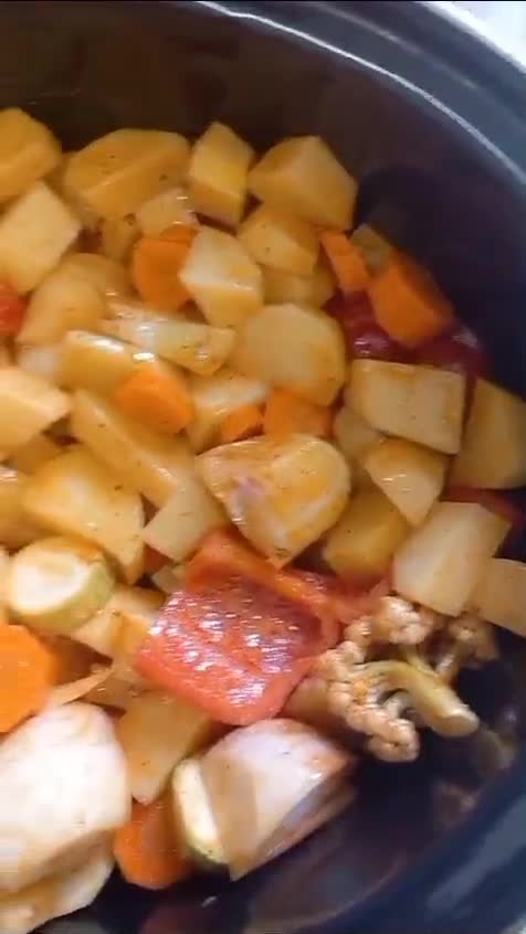 صورة لخطوة 2 من وصفة دجاج وخضار بالفرن😋💞