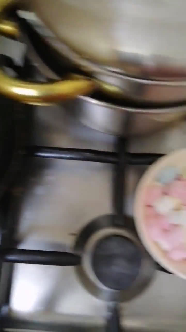 صورة لخطوة 8 من وصفة كرات الهوت شوكلت باشكال جديده ورائعه 🍫☕