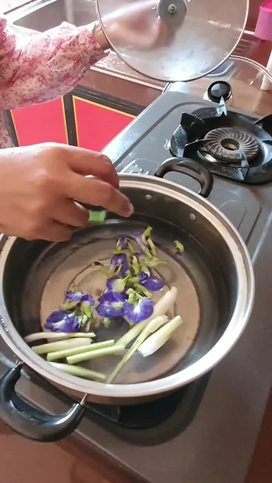Foto langkah ke 2 dari resep Teh Bunga Telang Lemon.