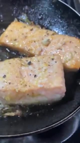 Foto del paso 1 de la receta: Salmón, guacamole 🥑 y frijoles negros refritos con manteca