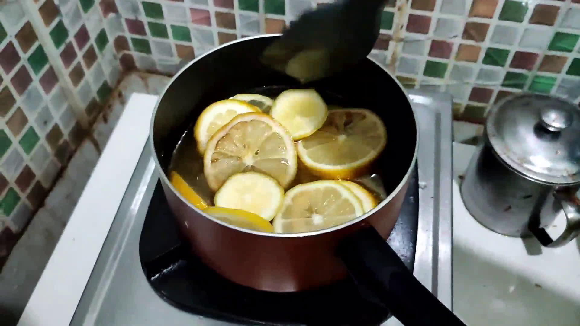 Foto langkah ke 2 dari resep Lemon Sirup.