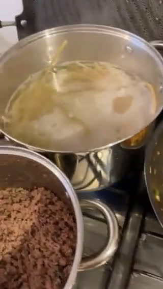 Foto del paso 3 de la receta: Spaghetti con carne de Murillo con patacones y tomates con orégano 🌿