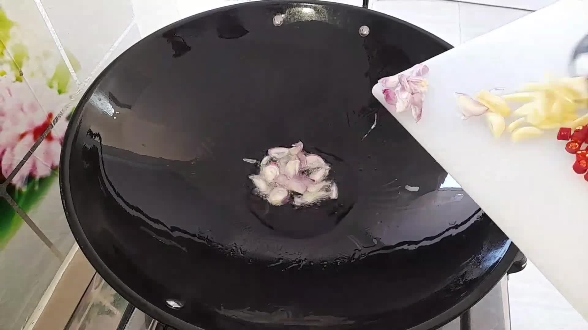 Foto langkah ke 2 dari resep Tumis Daun Ubi Rambat.