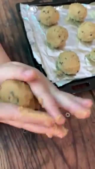 Hình bước làm 5 của món Vào bếp cùng con: Bánh quy bơ chocolate chips dẻo mềm, ít ngọt, không cần máy đánh, cho lễ Halloween