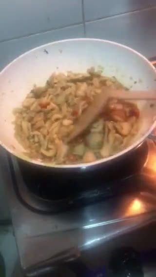 Foto langkah ke 6 dari resep Kailan Goreng Siram Saus Jamur.