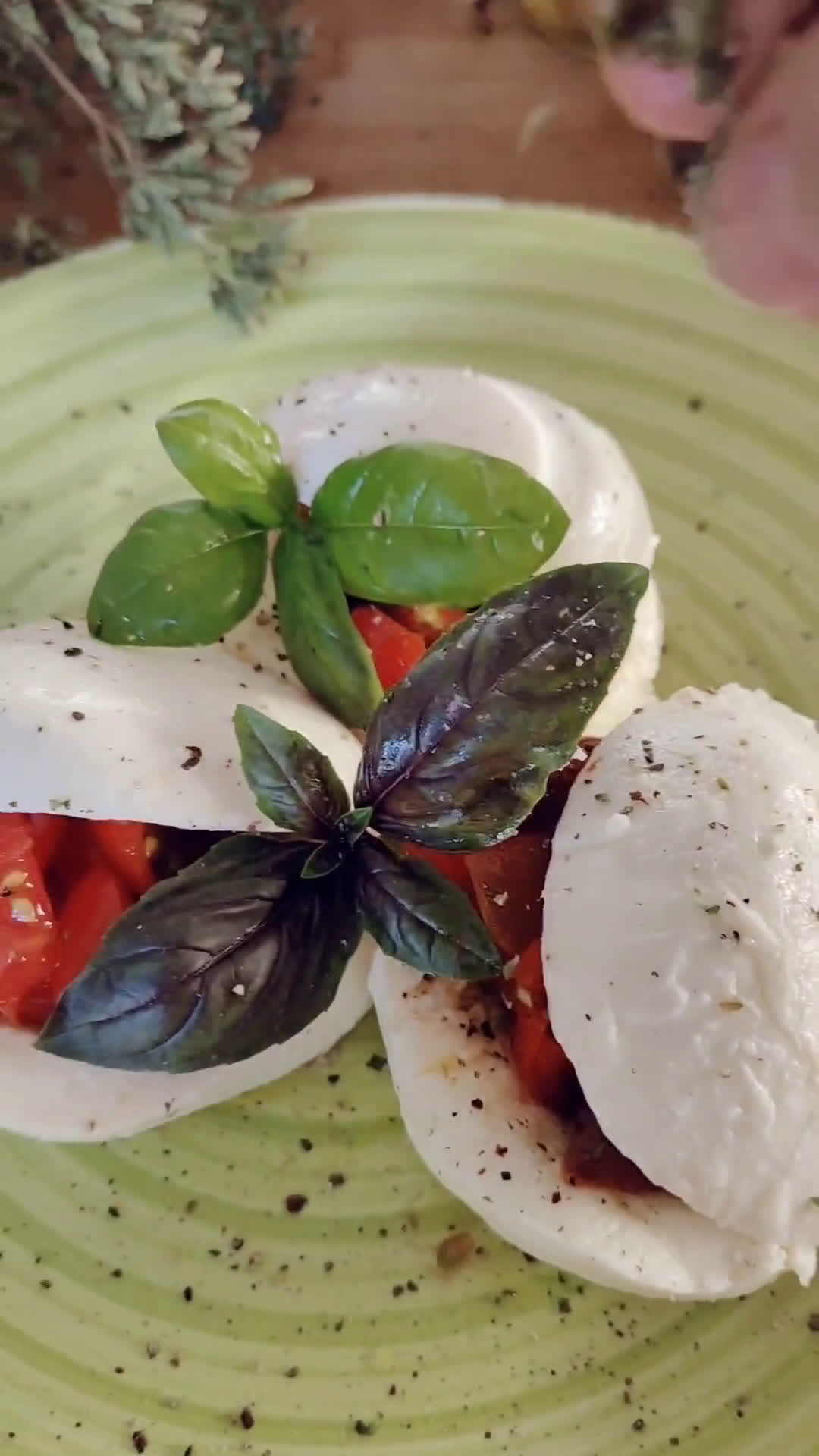 Foto del passaggio 3 della ricetta Scrigno di mozzarella con pomodorini ed origano