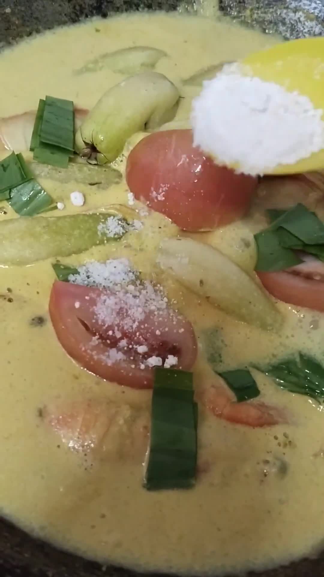 Gambar langkah 2 resipi Udang galah masak lemak cili padi.