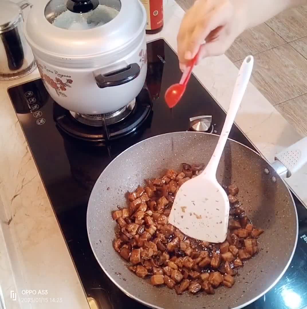 Foto langkah ke 5 dari resep Kwetiau Rebus Daging Jamur.