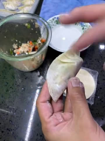Gambar langkah 6 resipi Dumpling Ikan bersama Cendawan (Goreng dan Kukus).