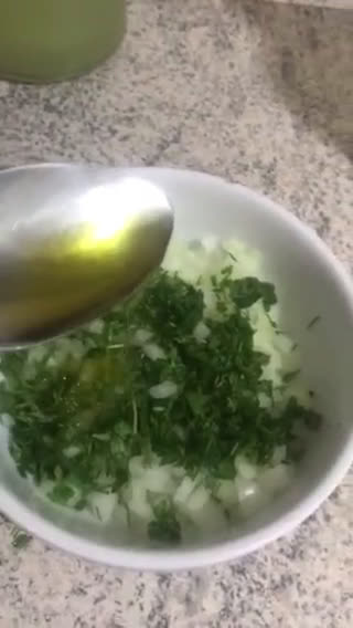 Foto del paso 2 de la receta: Salsa verde chilena
