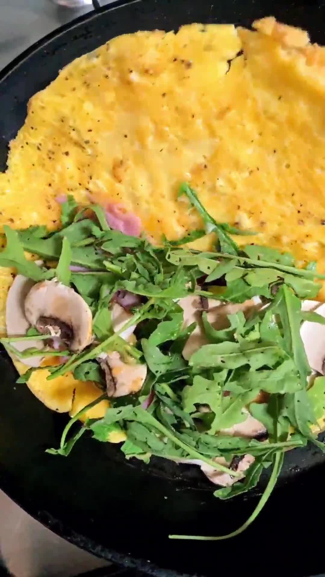 Foto del paso 2 de la receta: Tortilla crujiente rellena de jamón y champiñones