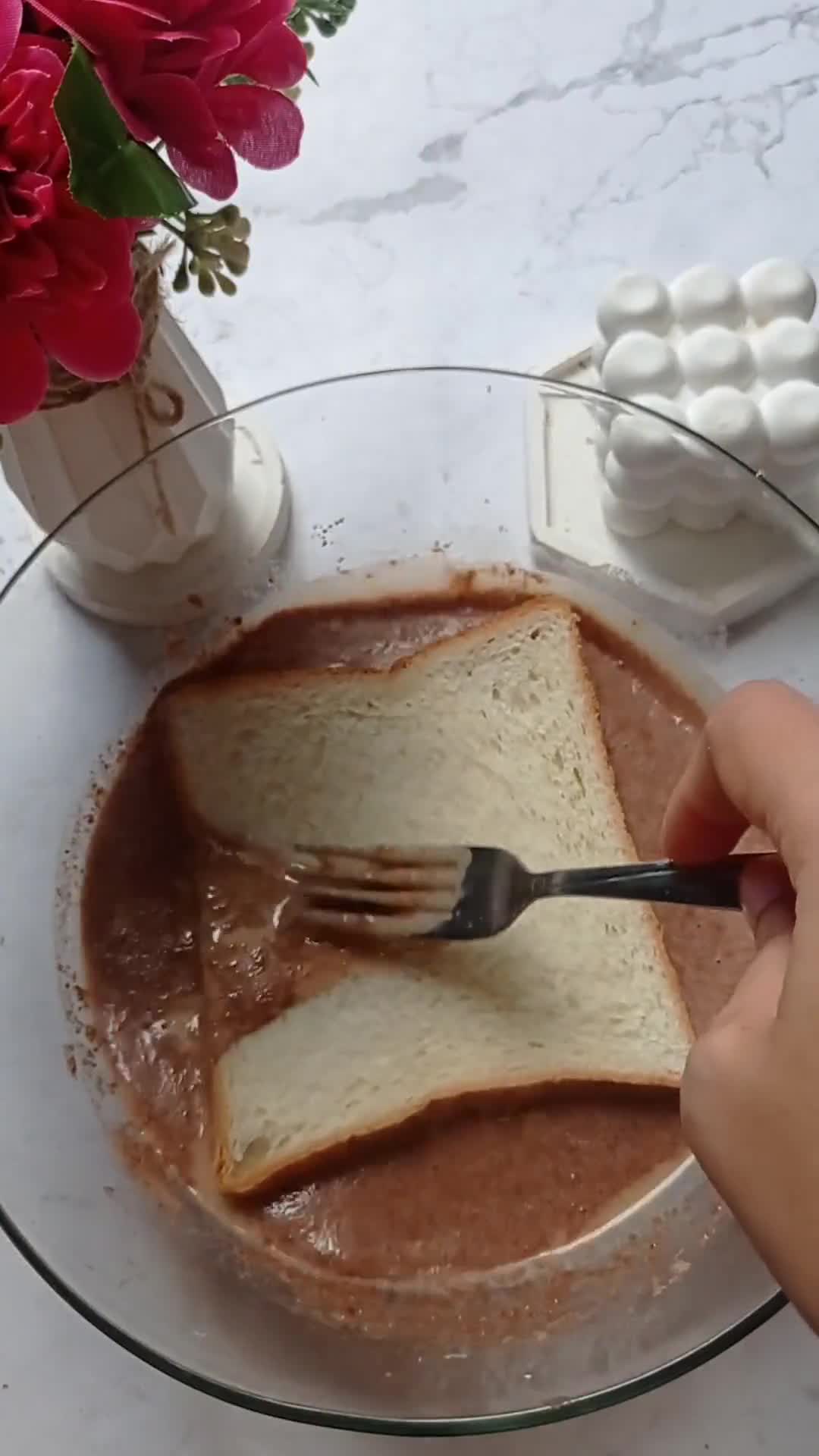 Foto langkah ke 3 dari resep Choco Lava Toast.