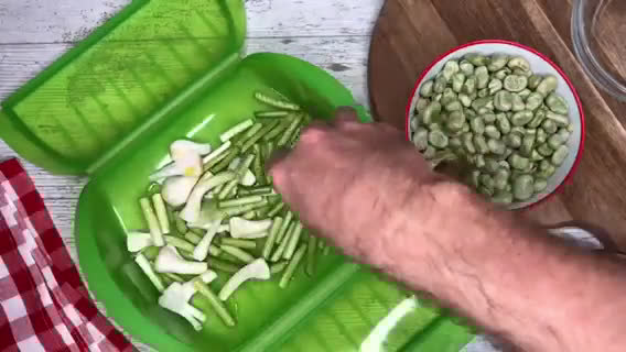Foto del paso 1 de la receta: Habas con jamón y ajetes en Lékué al microondas