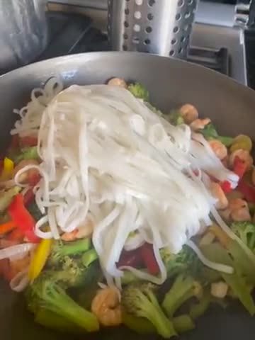 Foto del paso 4 de la receta: Noodles de arroz con gambones y verduras