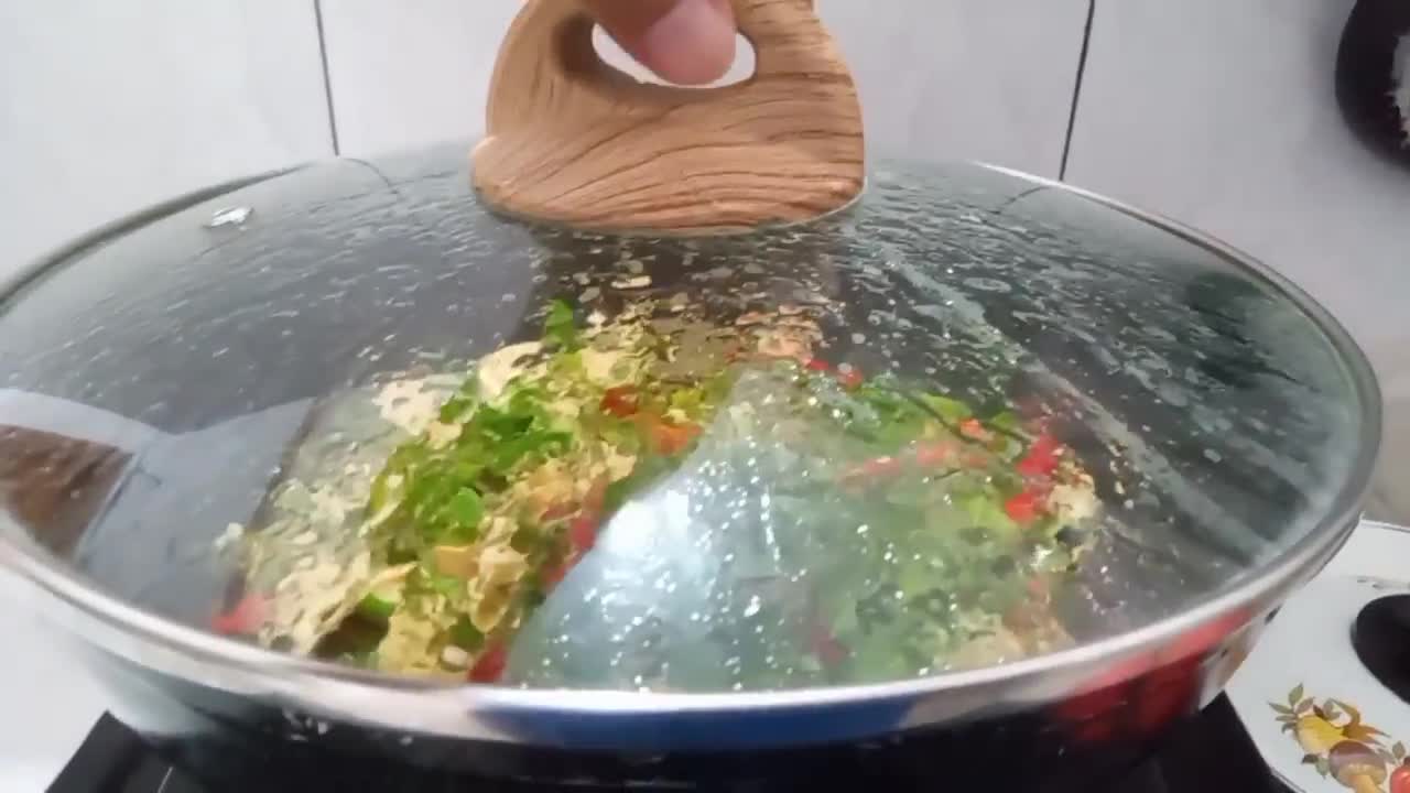 Foto langkah ke 3 dari resep Tumis kecipir sosis.