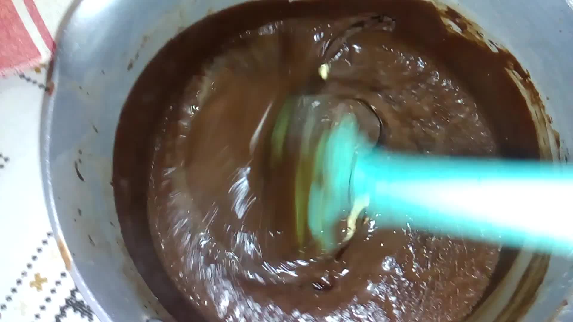 صورة لخطوة 8 من وصفة كيكات فردية بالميكسور بذوق الشكولاتة 🍫