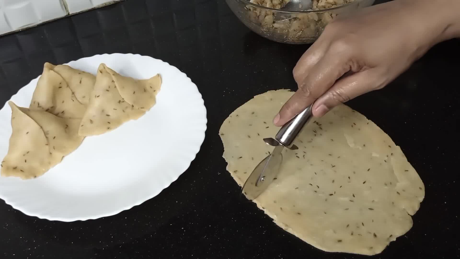 A picture of step 12 of Aloo Ke samosay.