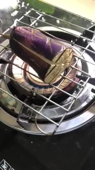 Gambar langkah 1 resipi Terung Bakar Kuah Santan.