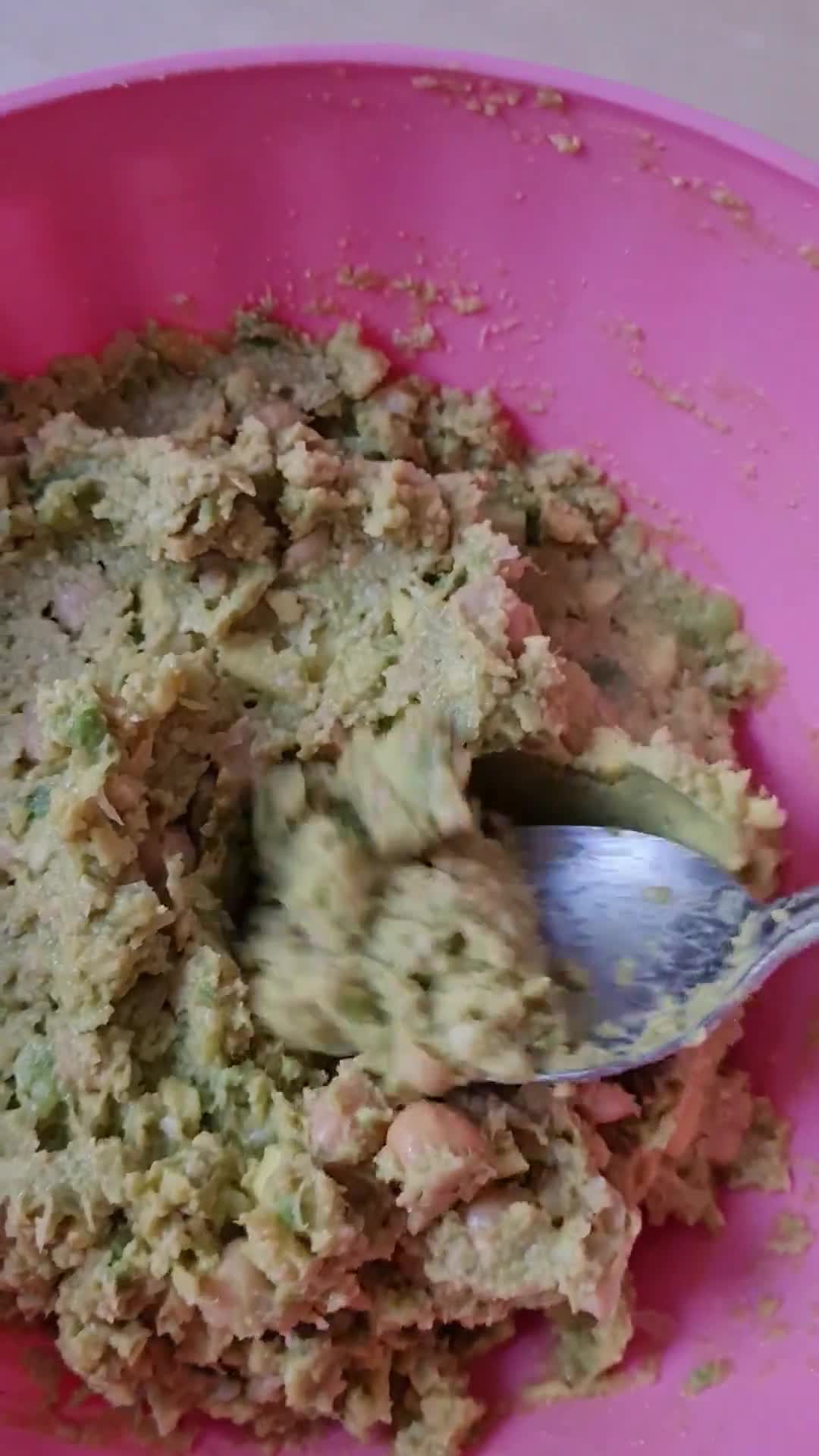 Foto del paso 3 de la receta: Mini hamburguesas de garbanzos y palta en licuadora 🥑 Veggie burger 🍔 Green vegan burger 🍔
