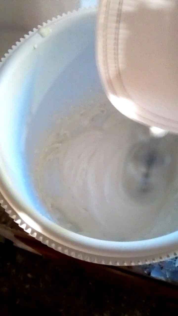 Foto del paso 2 de la receta: Merengues caseros 🍥 (receta de Karen)