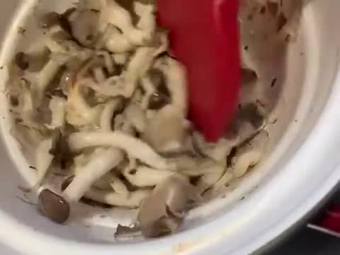 鹹蛋の蘋果絲瓜鮮菇湯的食譜步驟2照片