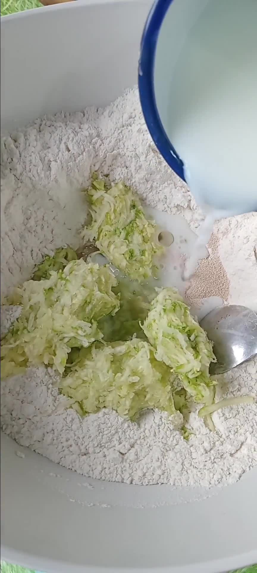 Foto del paso 1 de la receta: Pan de molde con zucchini y queso🍞