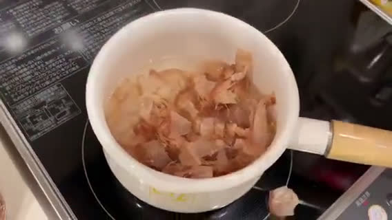 A picture of step 2 of Japanese Authentic Miso Soup.