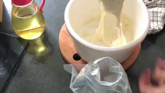 Foto langkah ke 4 dari resep Donat 3 Bahan Tanpa Uleni Takaran Sendok.