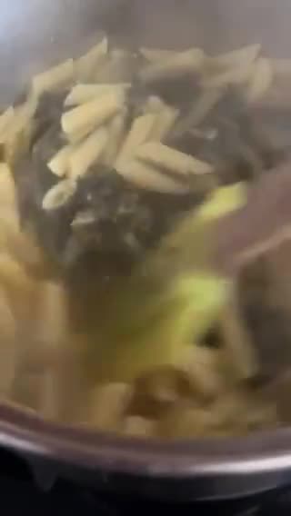 Foto del paso 3 de la receta: Macarrones con melva y acelgas silvestres, one pot!