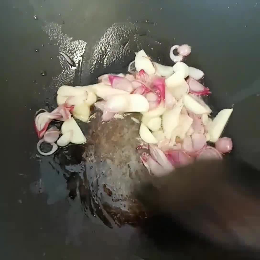 Foto langkah ke 2 dari resep Tumis Kangkung Bakso Ikan.