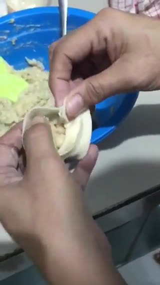 Foto langkah ke 1 dari resep Cara Melipat Kulit Siomay by video.