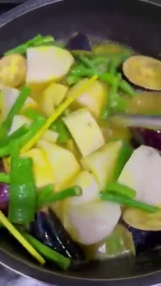 Gambar langkah 3 resipi Gulai Lengkuas Sardin dengan Terung dan Kacang Panjang.