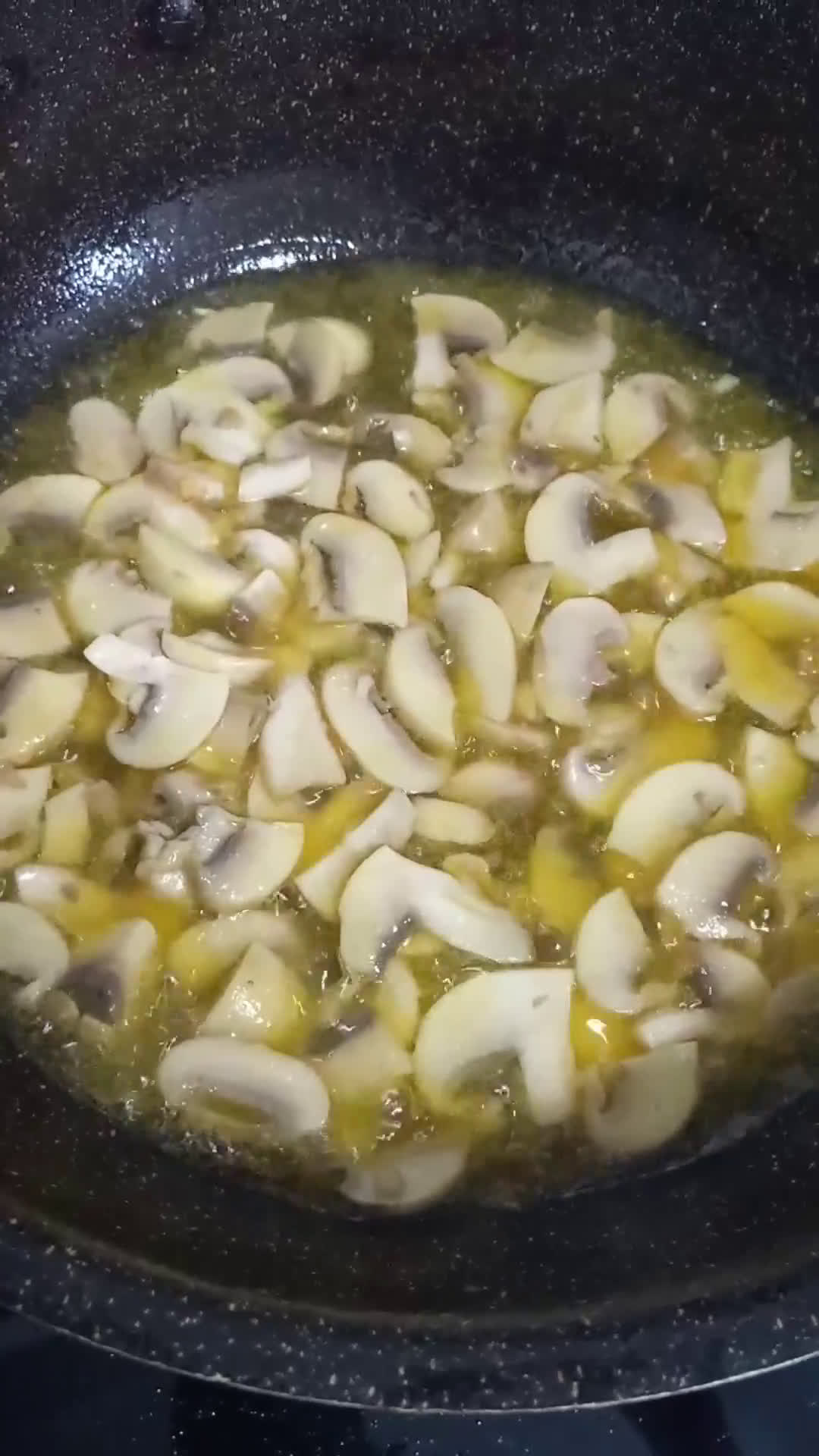 عکس مرحله 1 از دستور خوراک دل مرغ با قارچ