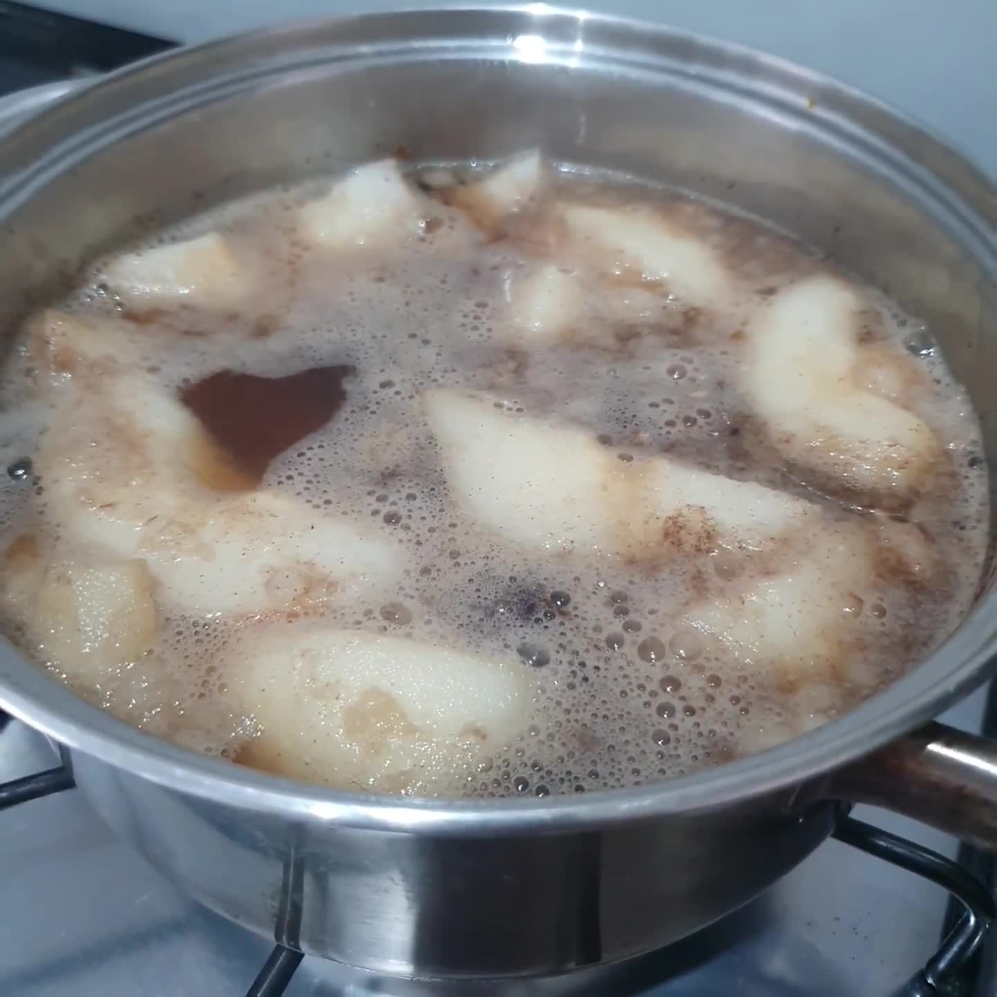 Foto del paso 2 de la receta: 🍐🥣Compota de peras, ciruela gotitas de miel y cerezas🍒