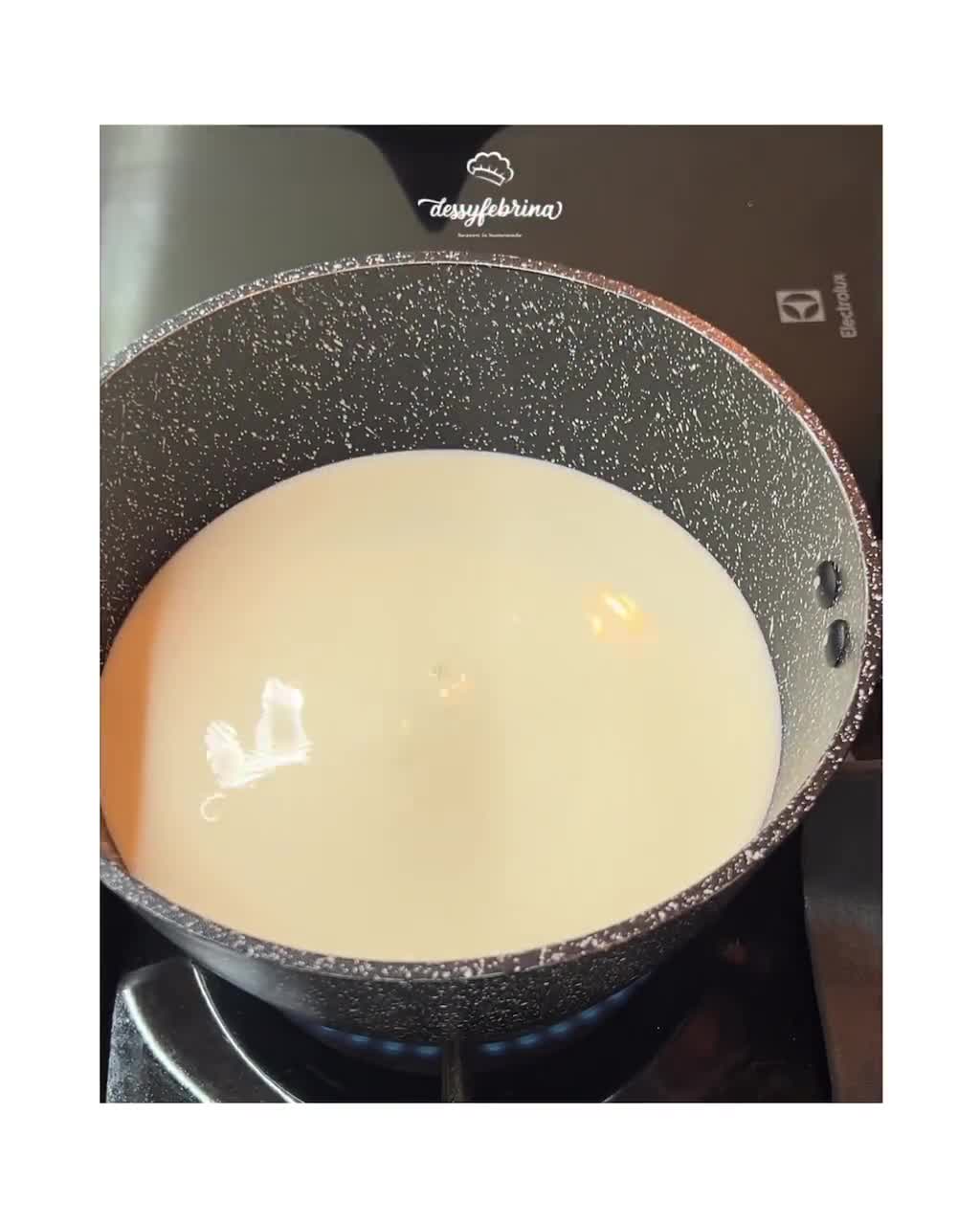 Foto langkah ke 1 dari resep Chamomile Honey Panna Cotta.