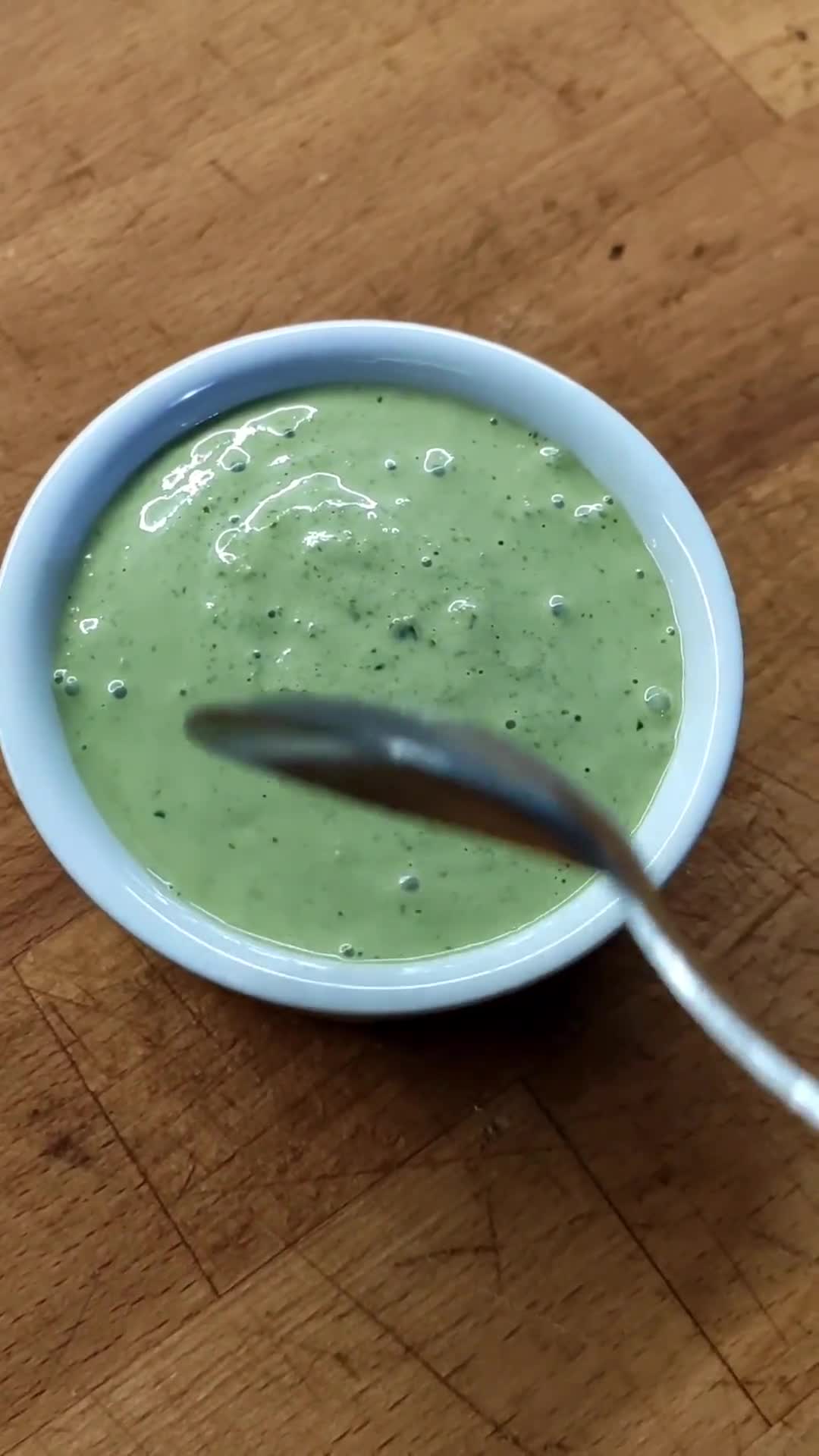 Foto del passaggio 4 della ricetta Insalata con cetrioli, semi di canapa e salsa Green Goddess
