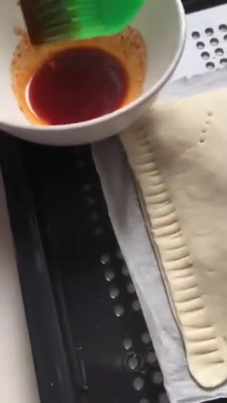 Foto del paso 9 de la receta: Hojaldre de pimientos asados al ajillo, setas y quesos, con top de pimentón dulce y chía