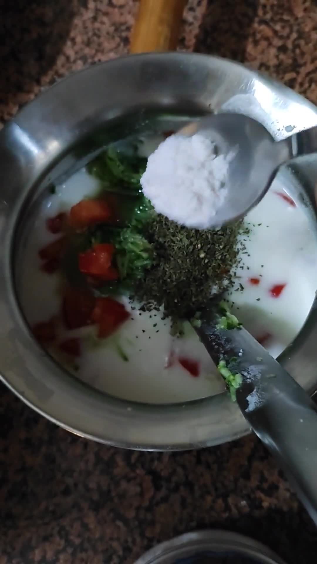 खीरा टमाटर रायता (Cucumber Tomato Raita Recipe in Hindi) रेसिपी चरण 2 फोटो