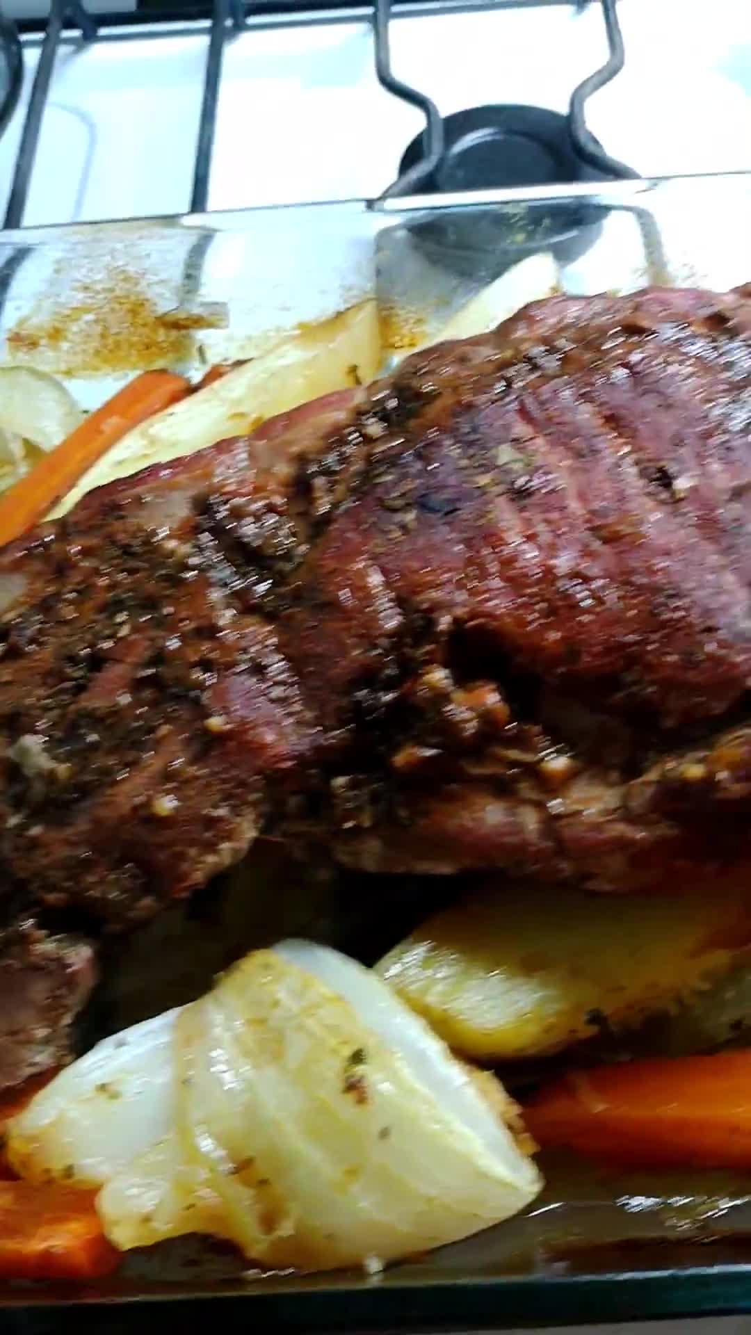 Foto del paso 4 de la receta: Carne de cerdo con verduras al horno 🥕🧅🥔